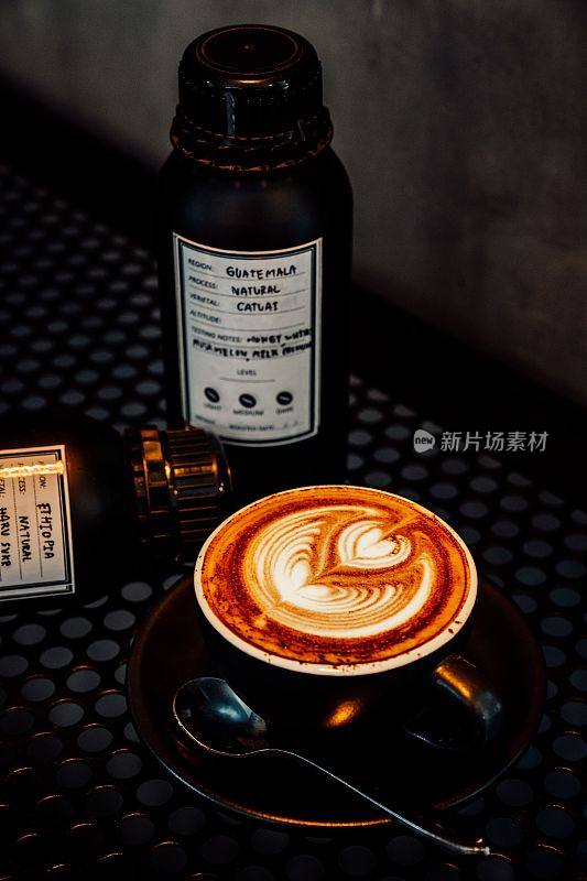 Close-up image of a杯freshly brewed 咖啡 with intricate latte art poured on top